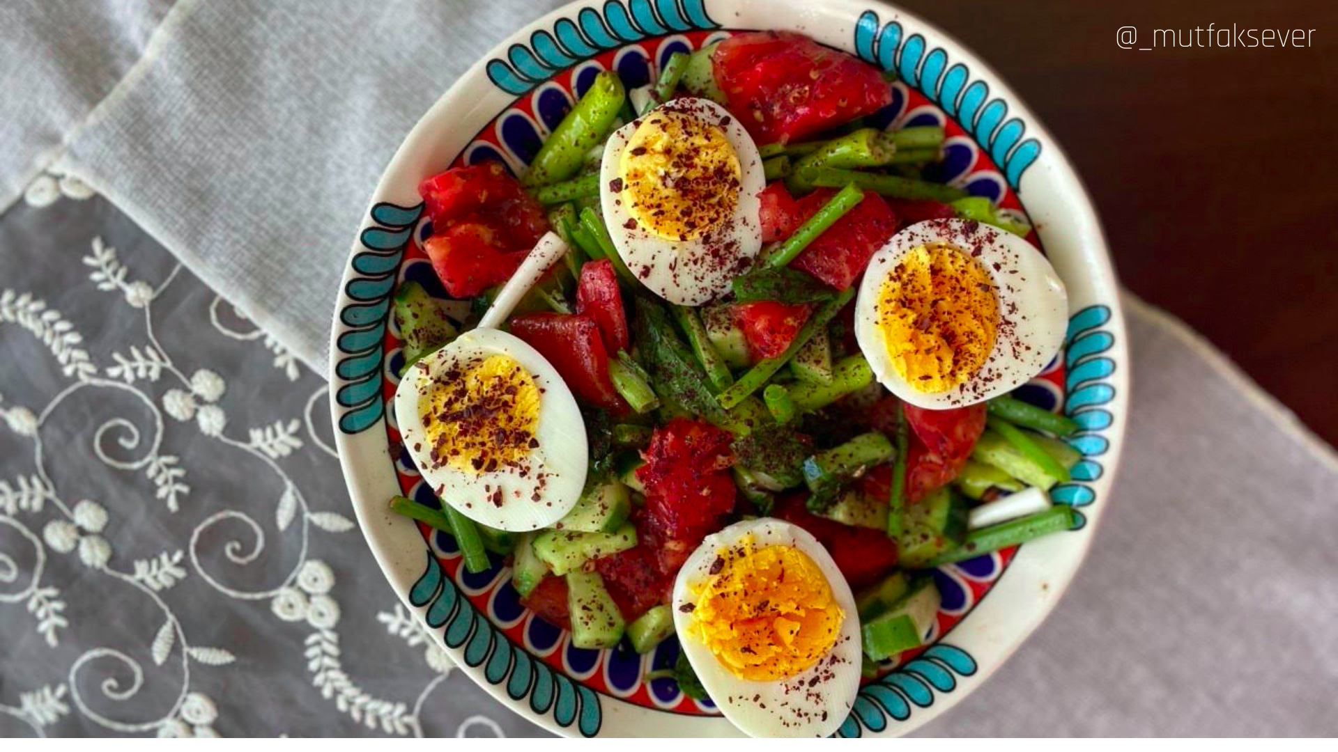 sağlıklı kahvaltı için yumurta içerikli bir yemeğin görseli.