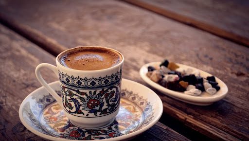kahvaltı öncesinde içilen türk kahvesine ait çekilmiş bir görsel.