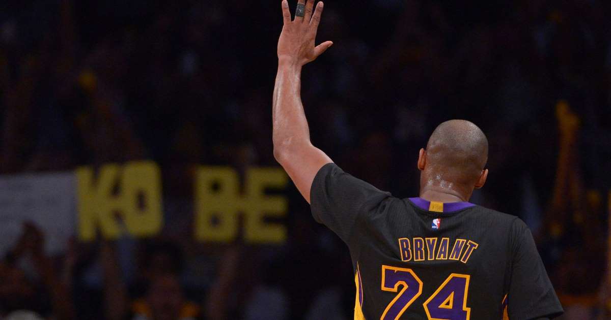 Kobe Bryant'ın selamlama yaparken çekilmiş görseli.