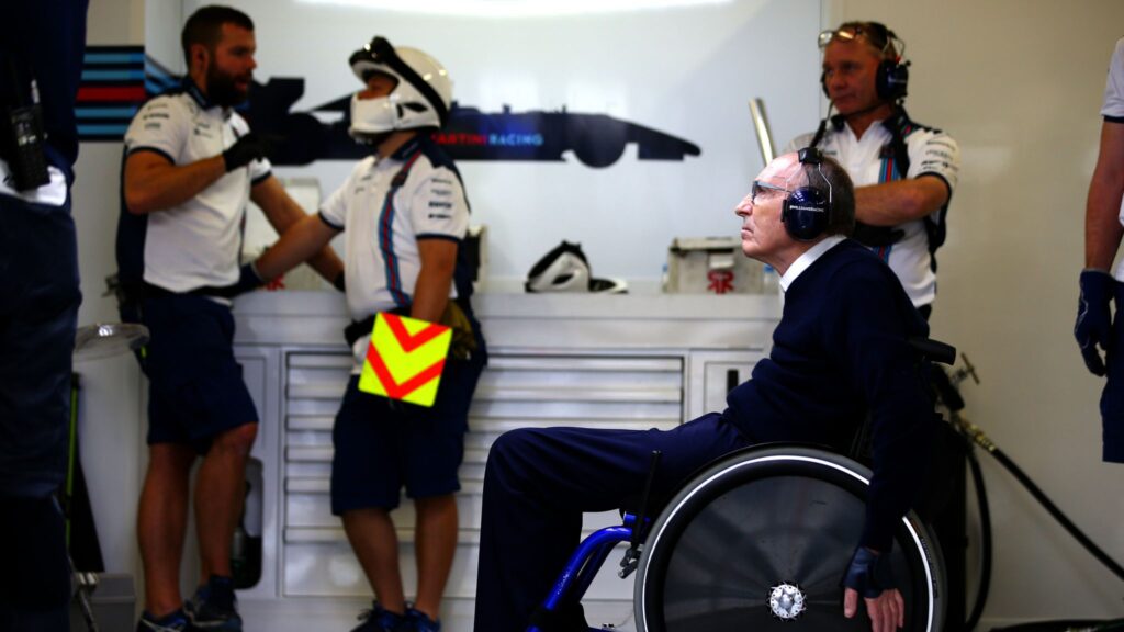 Sir Frank Williams'ın felçli olduktan sonra Formula 1 takımını yönettiği görsel.