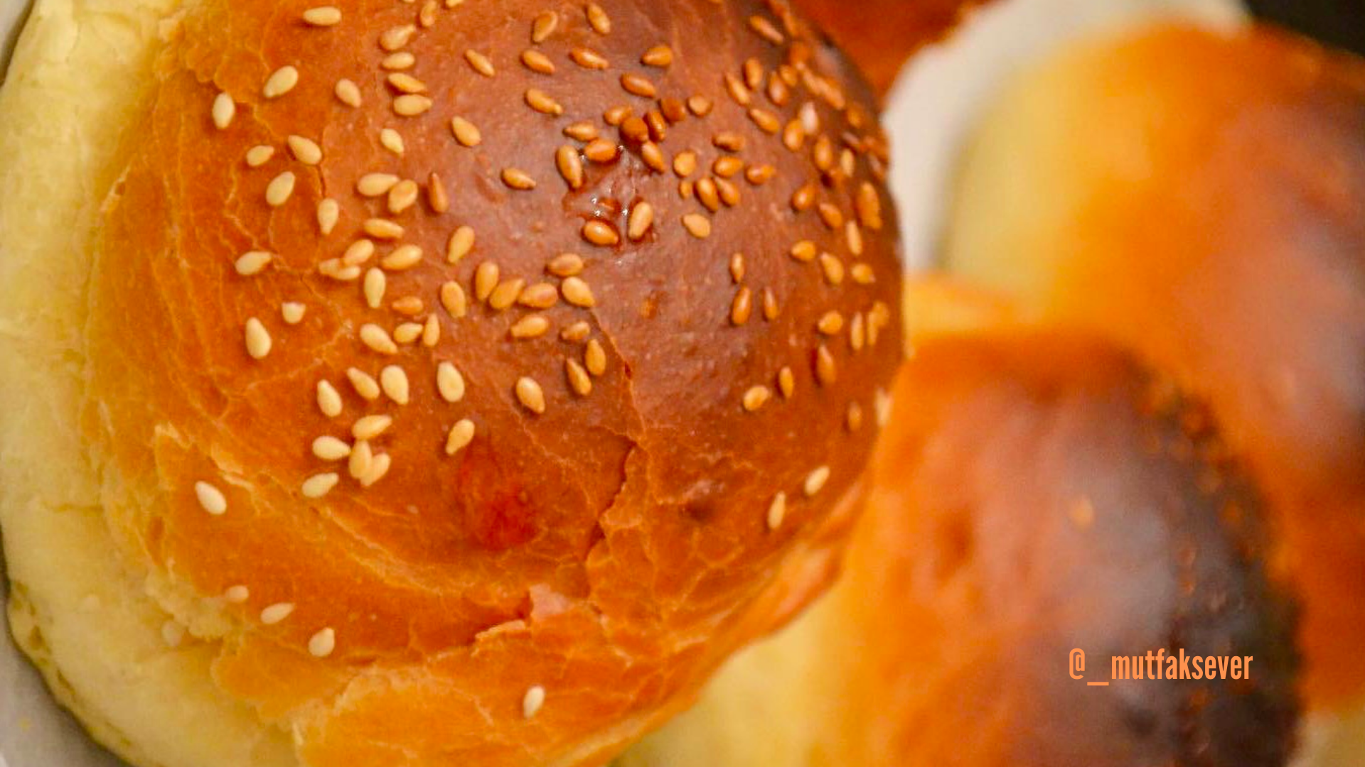 Hamburger ekmeğinin üst kısmına ait bir görsel.