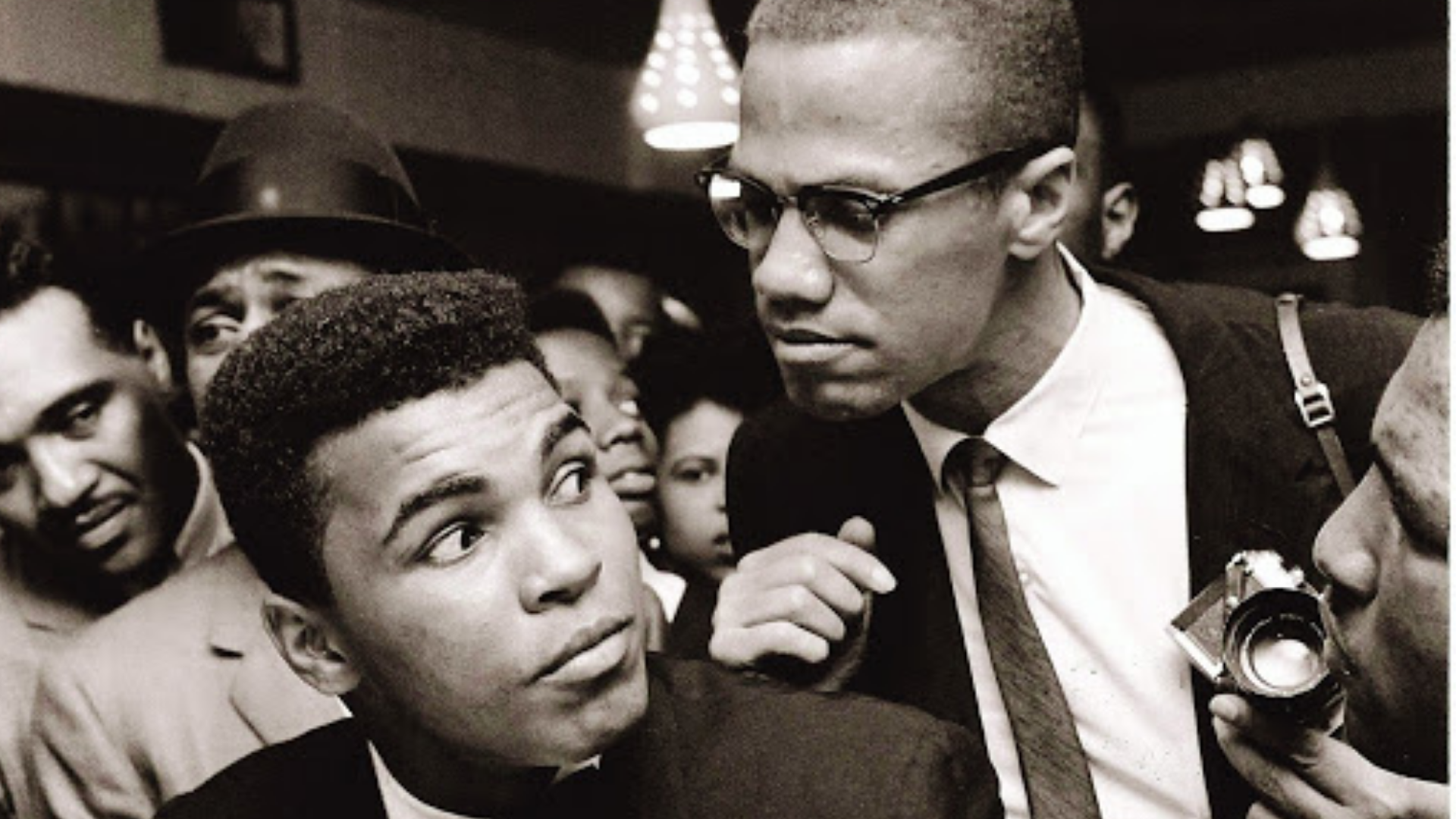 Muhammed Ali ve Malcolm X'in birlikte çekilmiş görseli.