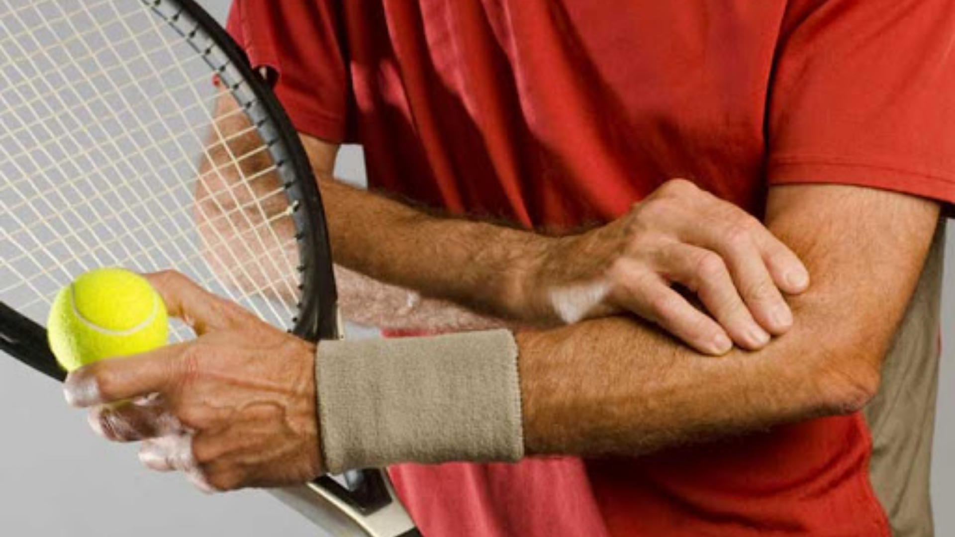 Tenisçi dirseği olan bir sporcunun görseli.
