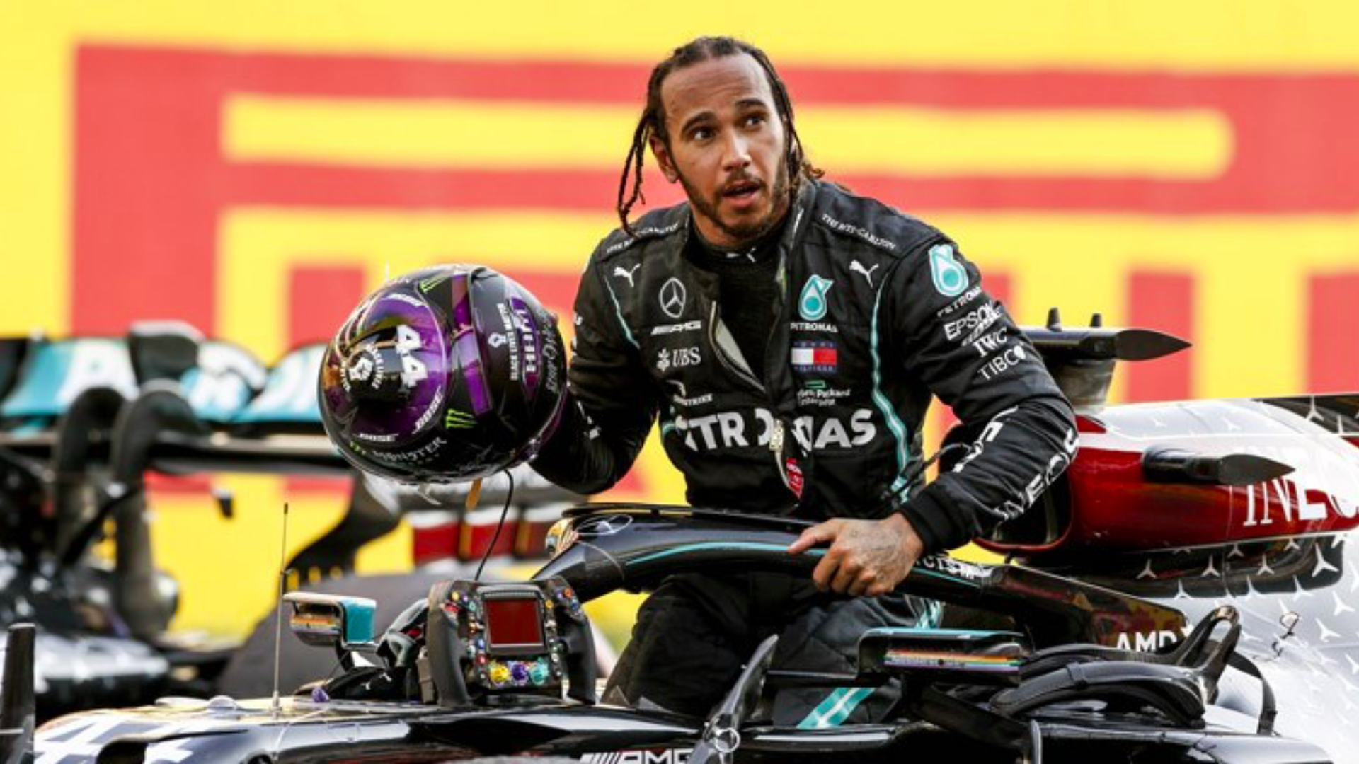 Lewis Hamilton'ın aracı içinde bir görseli.