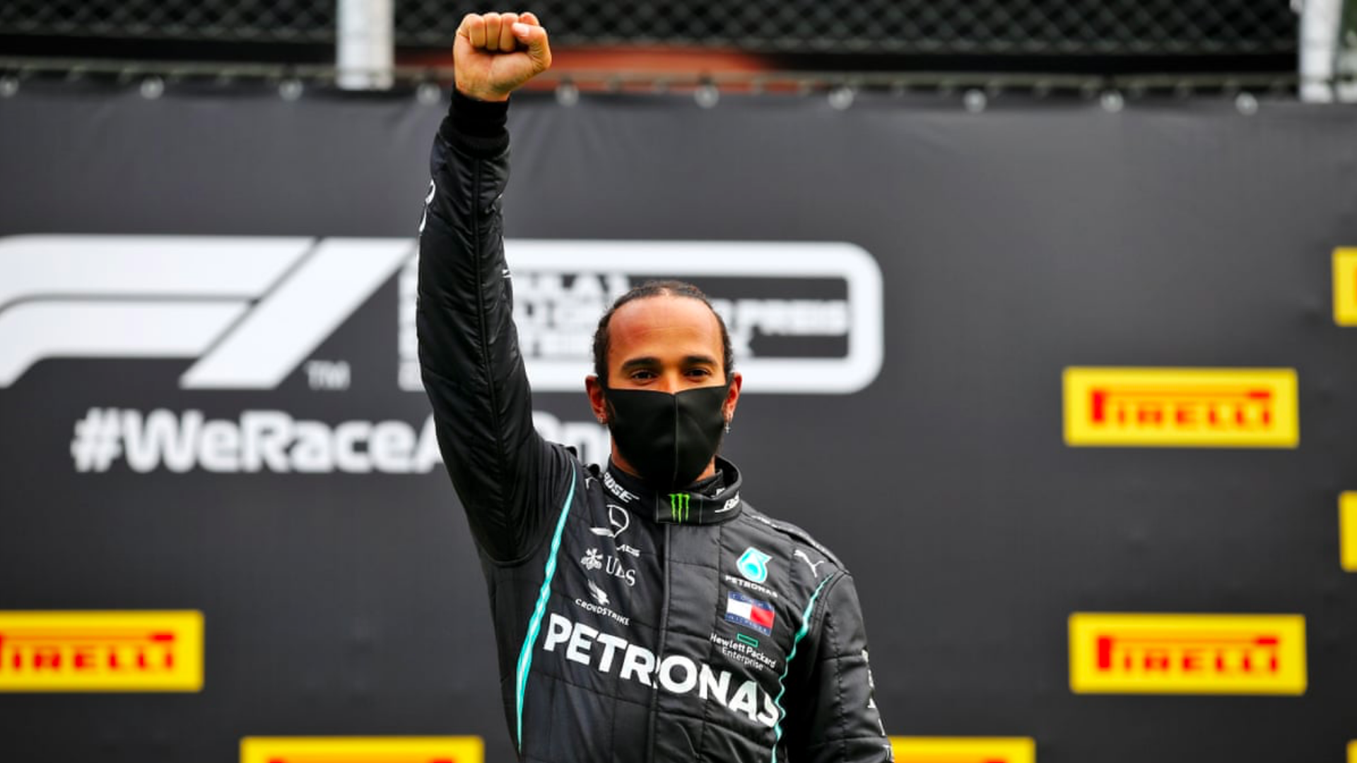 Lewis Hamilton'ın elini kaldırdığı bir görsel.