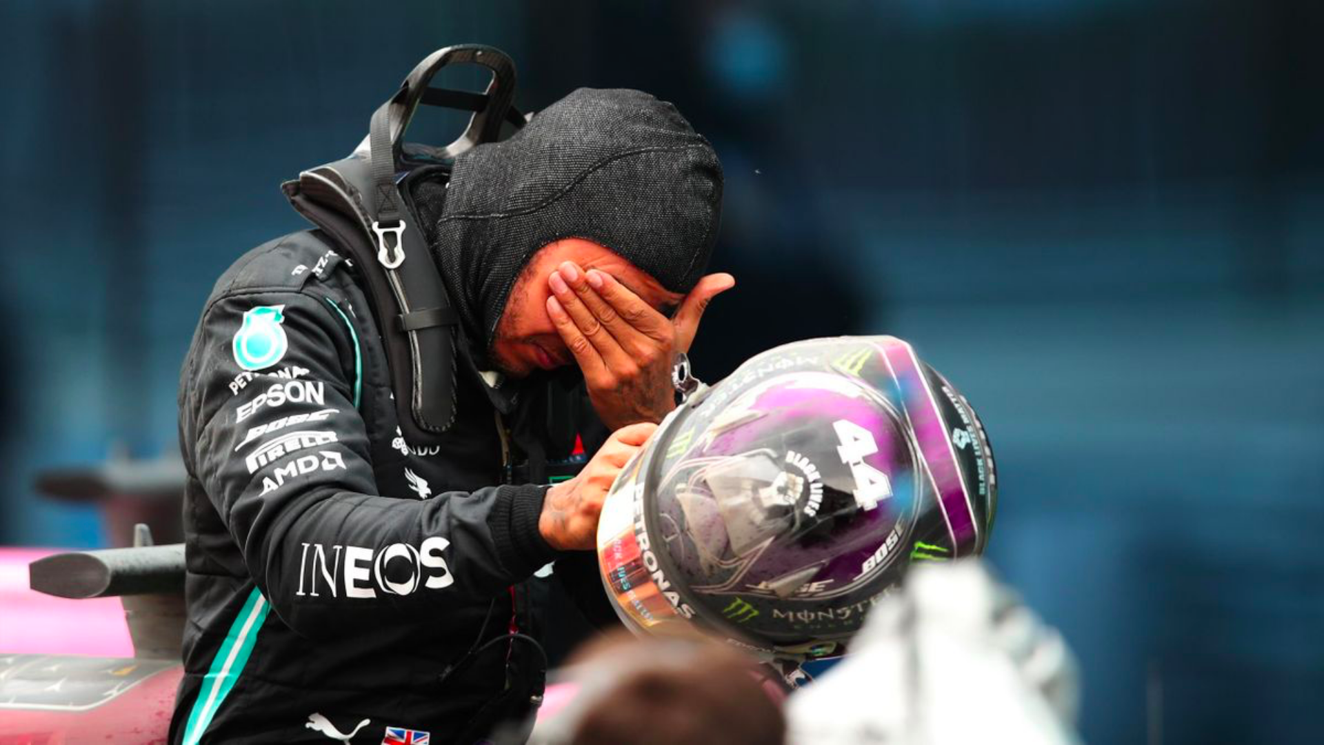 Lewis Hamilton'un kazandığı yarış sonrası bir görsel.