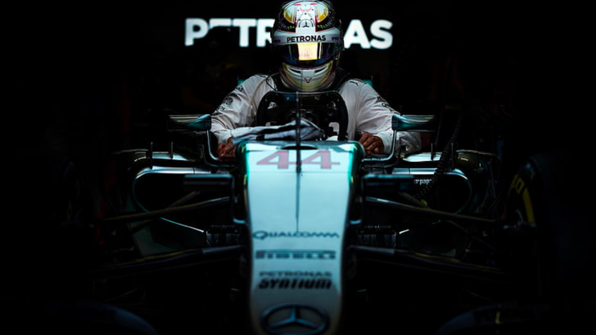 F1 bir pilotunun araç içindeki görseli.