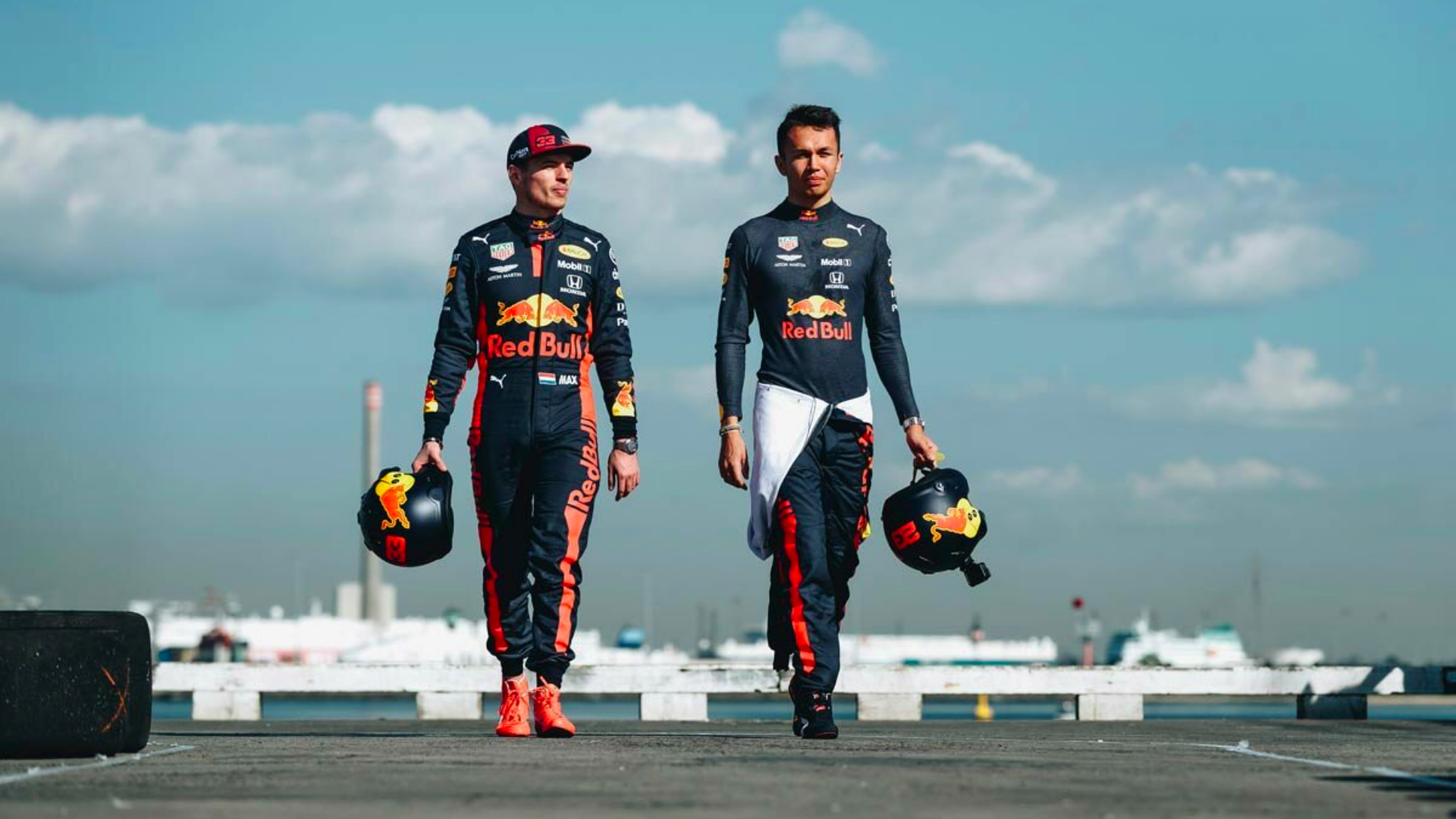 Formula 1 pilotlarının yan yana yürüdükleri bir görsel.