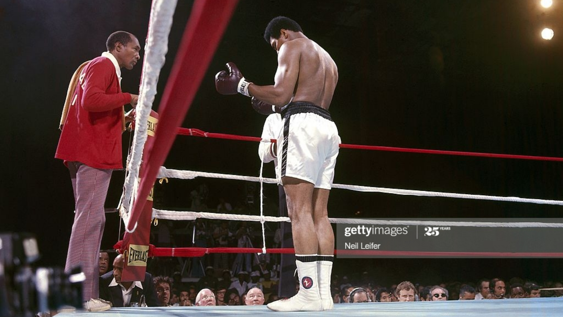 Muhammed Ali'nin ringde dua ettiği bir görsel.