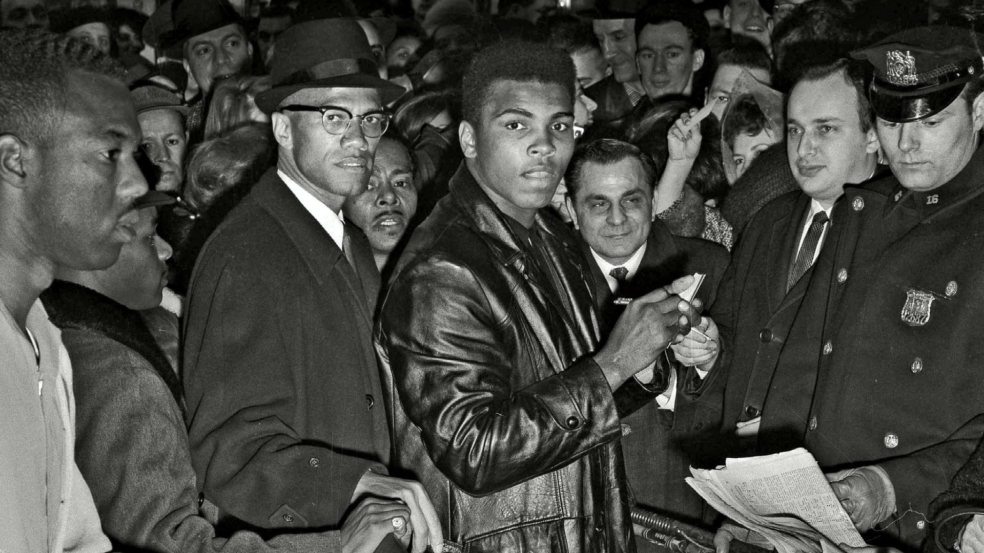 Ali ve Malcolm X'in birlikte bulunduğu görseli.