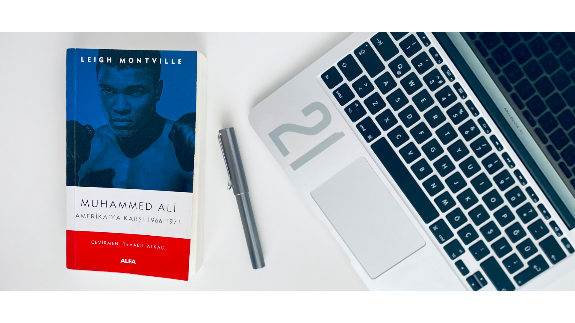 Muhammed Ali’nin En Meşhur Fotoğrafı hakkında bahseden bir kitap görseli.