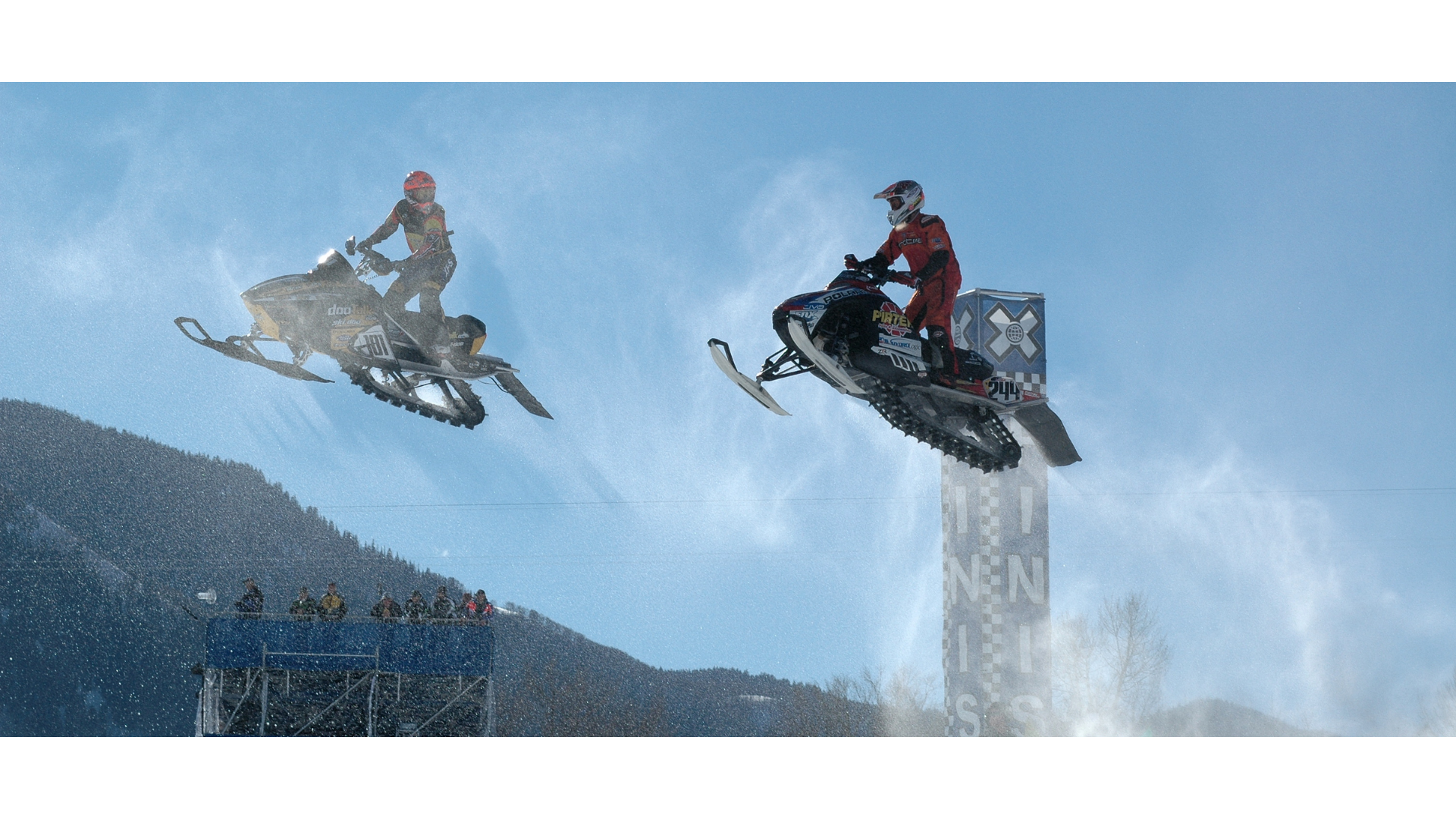 karda motor yarışı yapan iki sporcunun görseli.