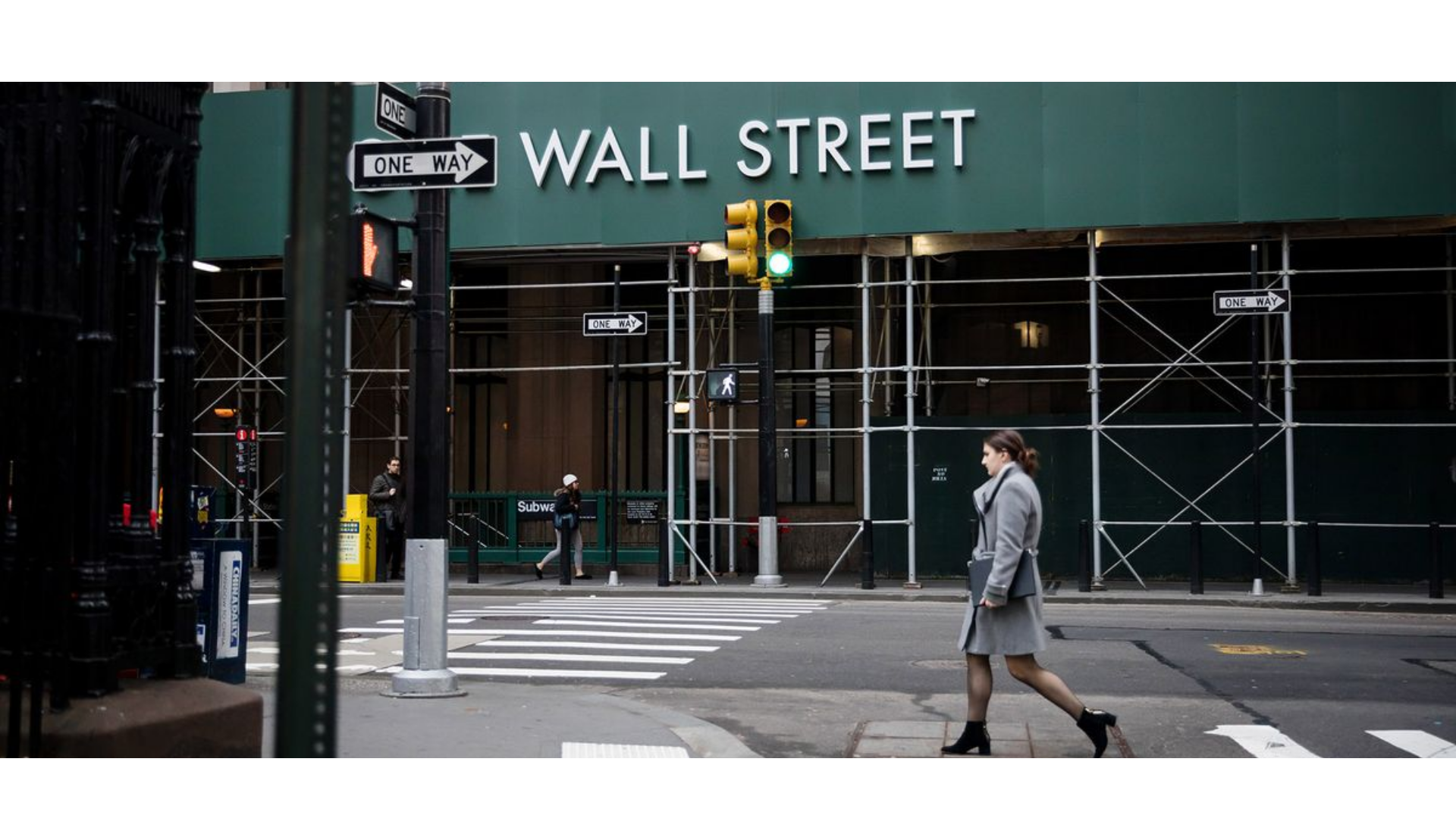 Wall Street yazan bir binanın görseli.