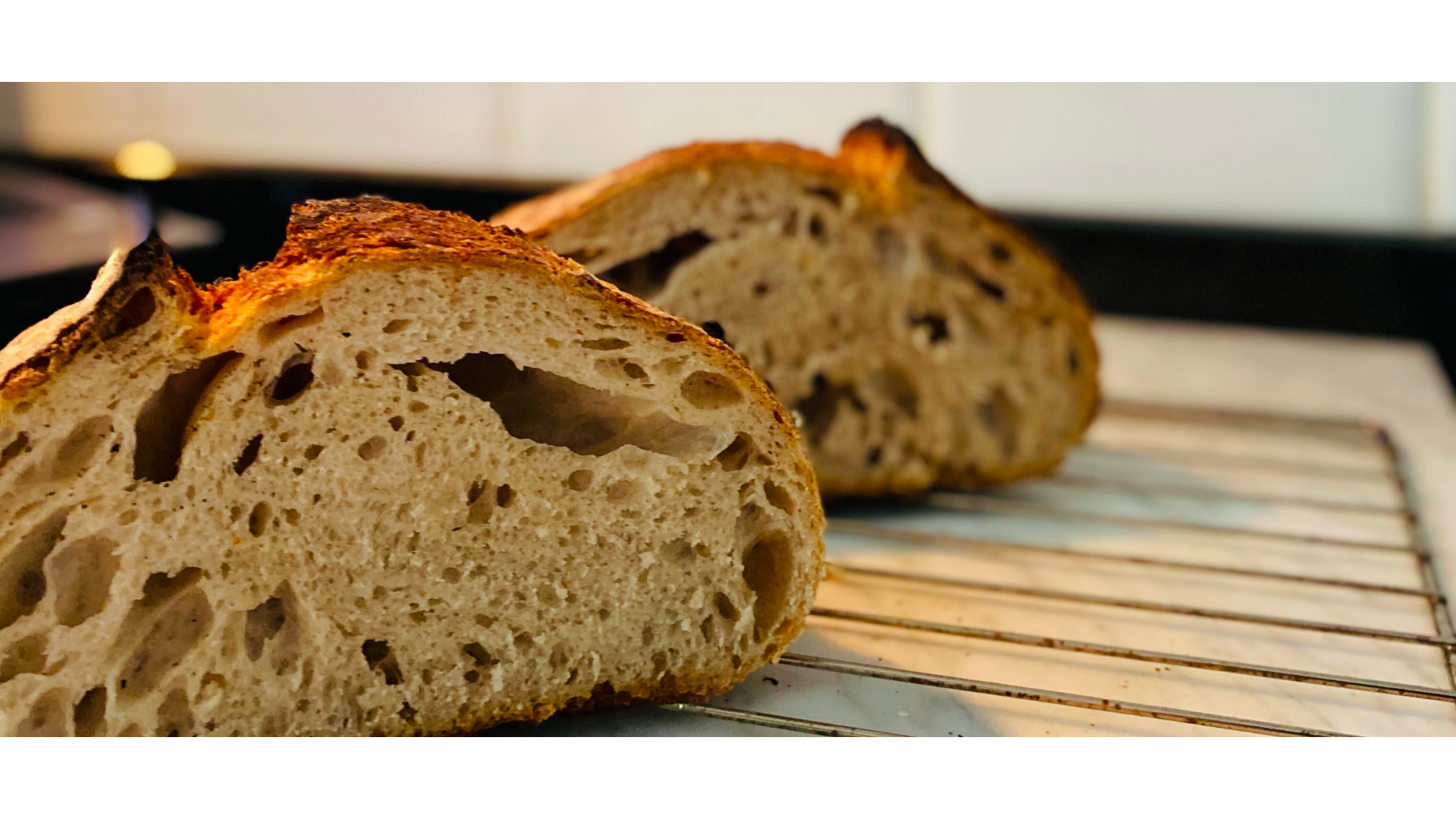 Dilim dilim kesilmiş ekmek mayalı ekmek görseli.