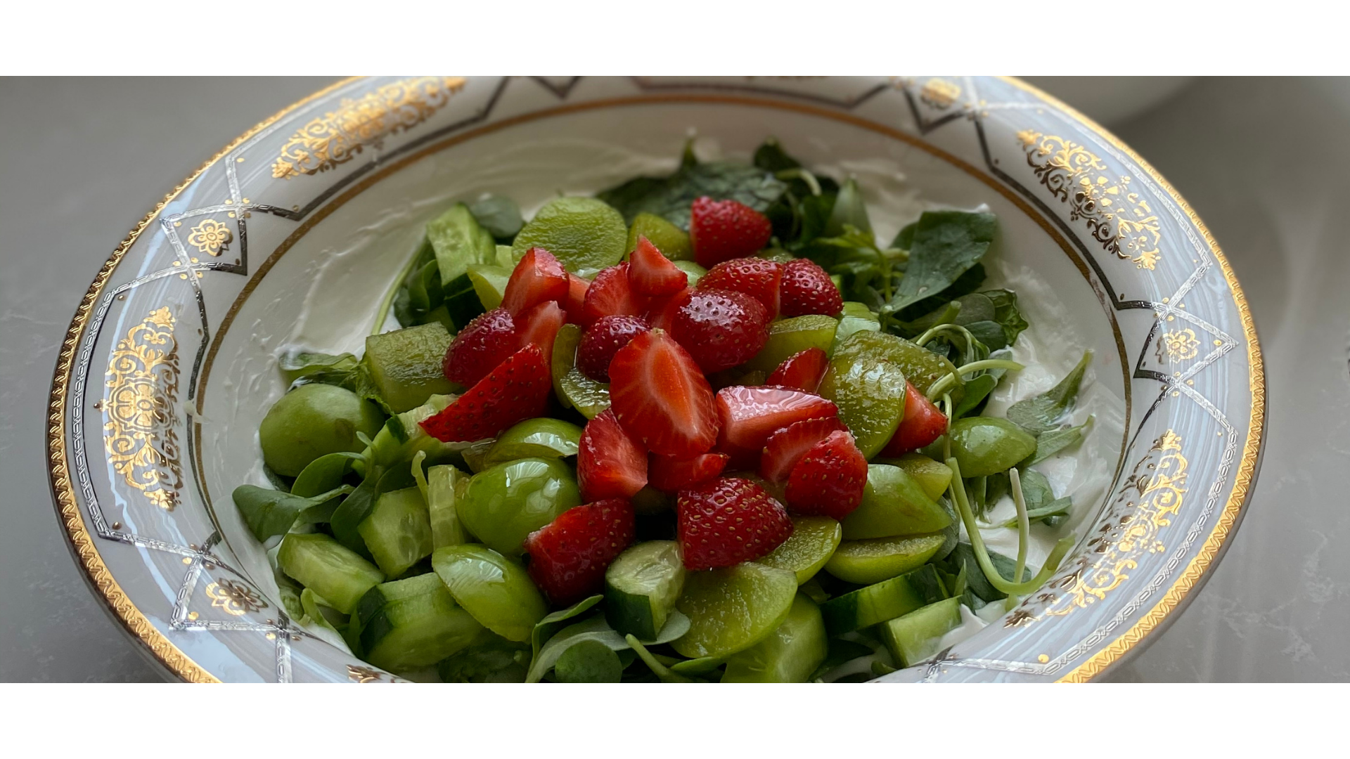 Çilekli, erikli semizotu salatası görseli.