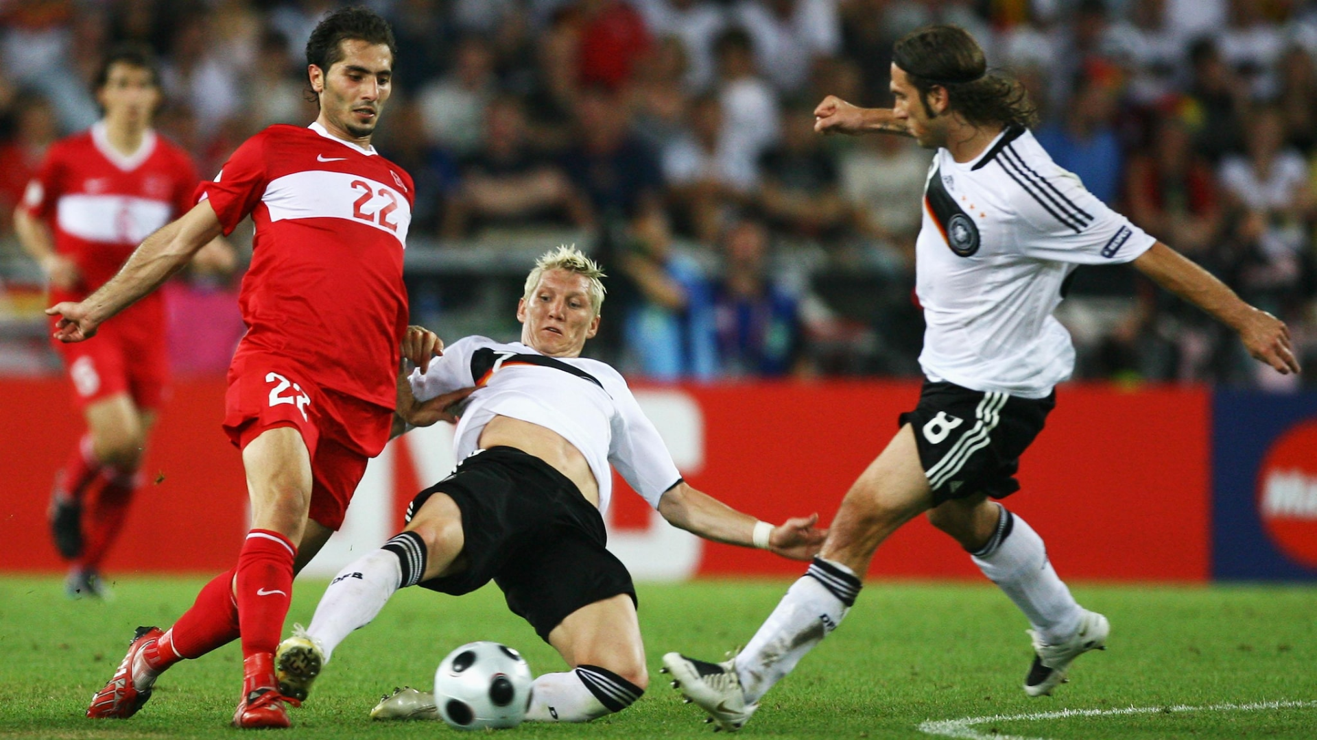 Euro 2008 yılında Türkiye ve Almanya arasında yapılan bir maça ait görsel.