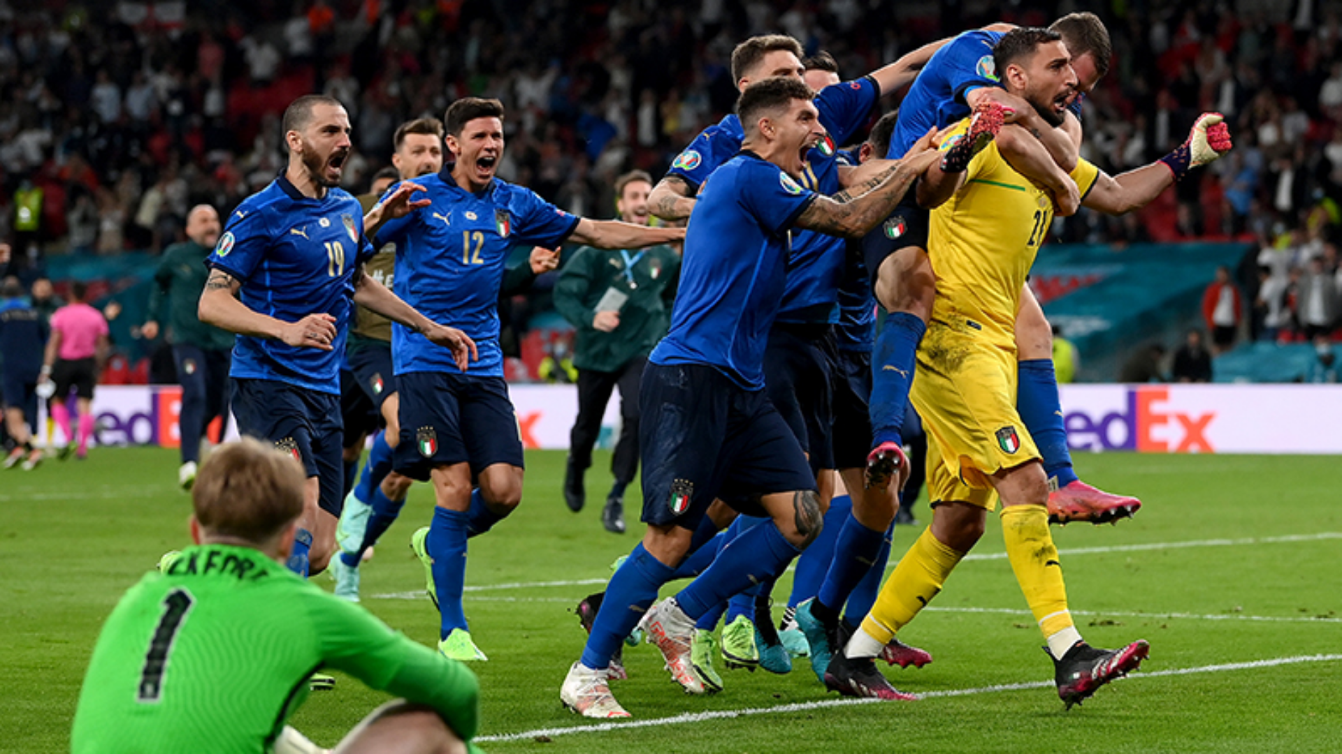 Penaltı atışlarını kazanan İtalya takımının sevinç görseli.