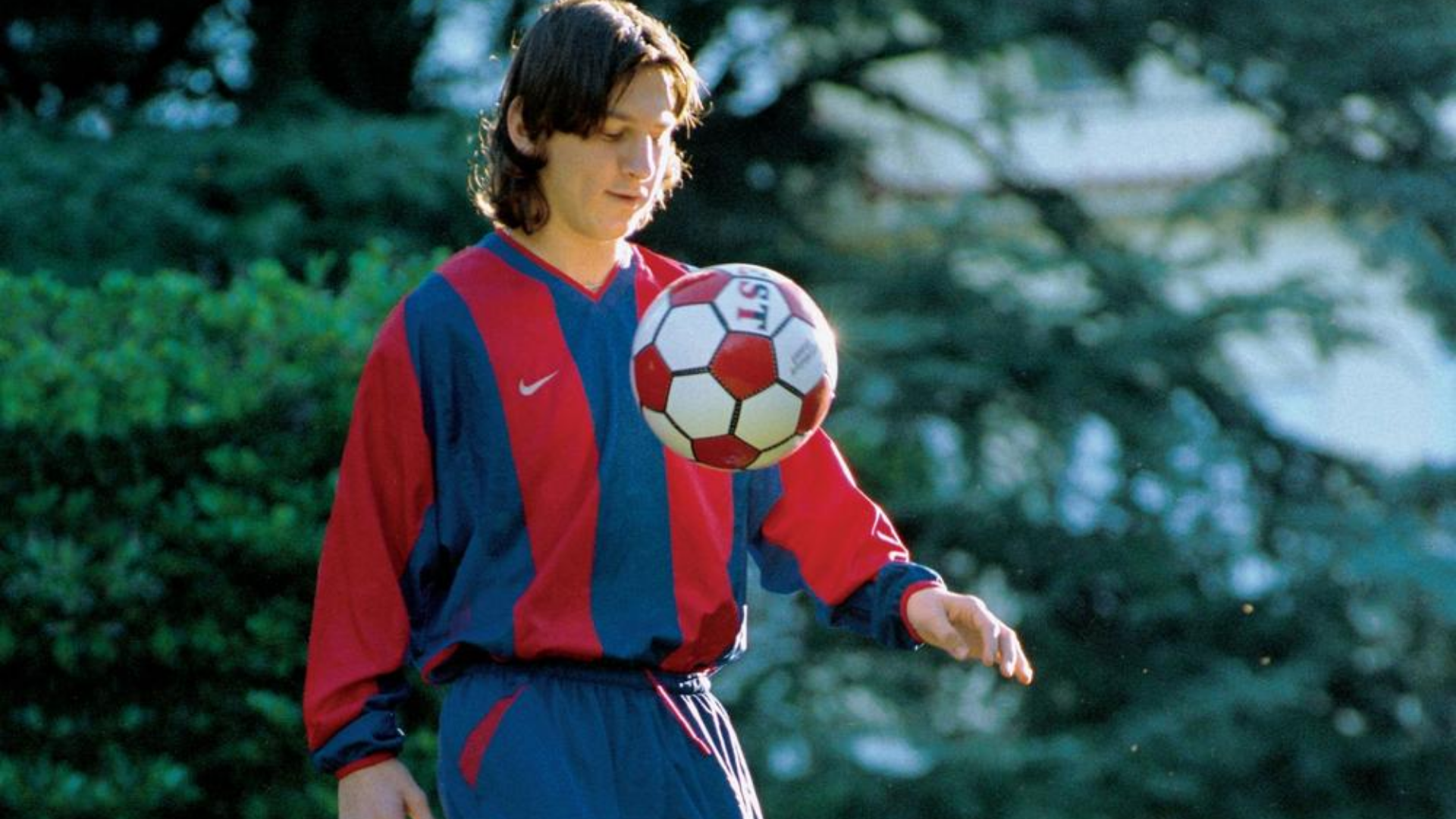 Lionel Messi gençlik zamanlarında top sektirirken çekilmiş bir görseli.