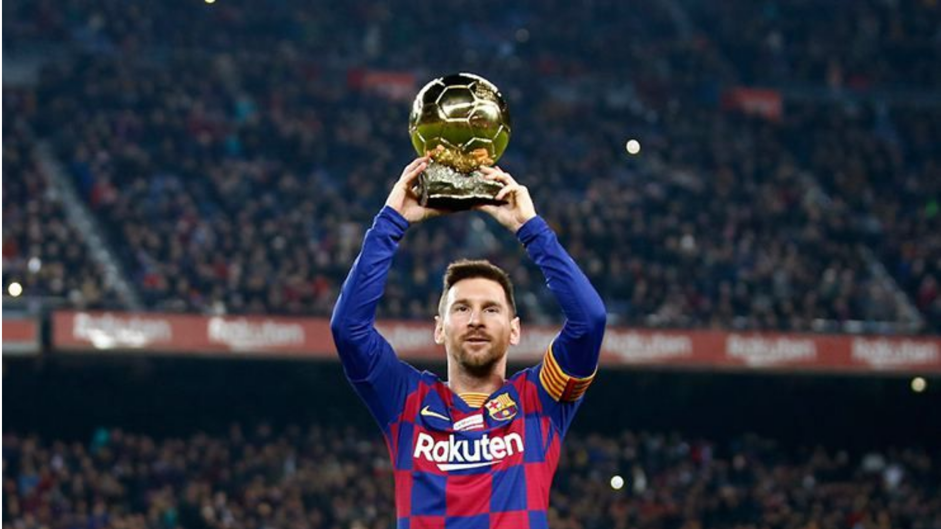 Messi ödülünü kaldırırken çekildiği bir görseli.