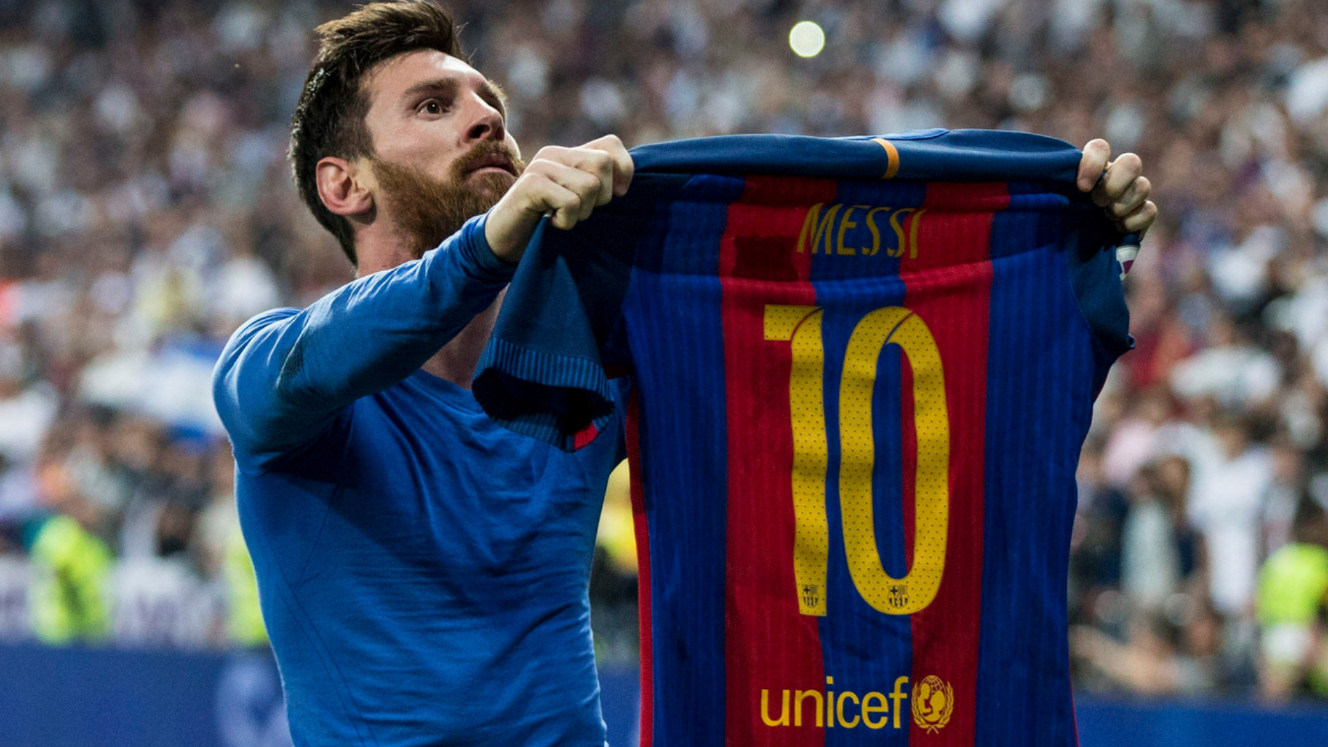 Messi'nin formasını gösterdiği bir görsel.