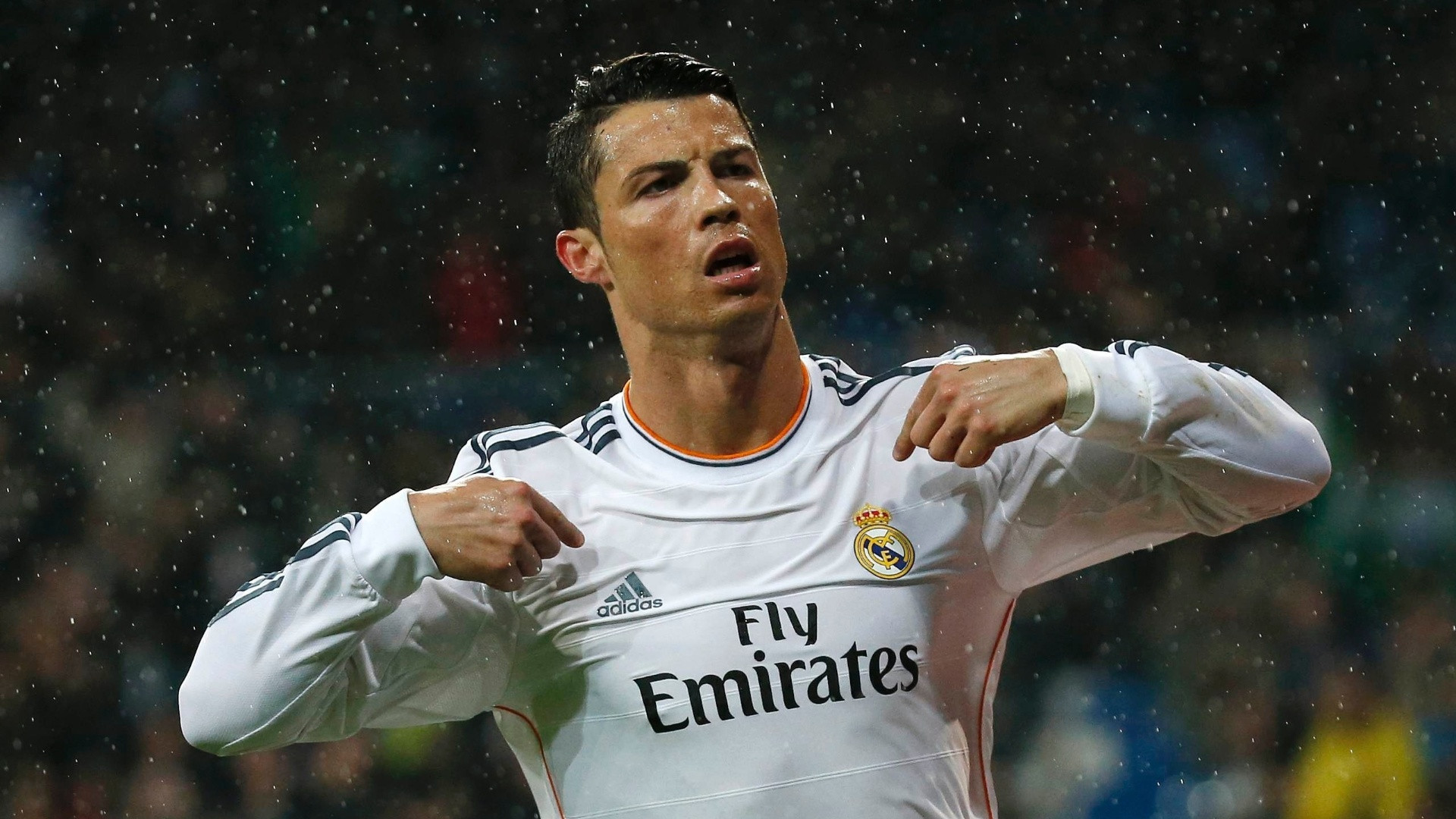 Ronaldo'nun Real Madrid forması ile bir görseli.