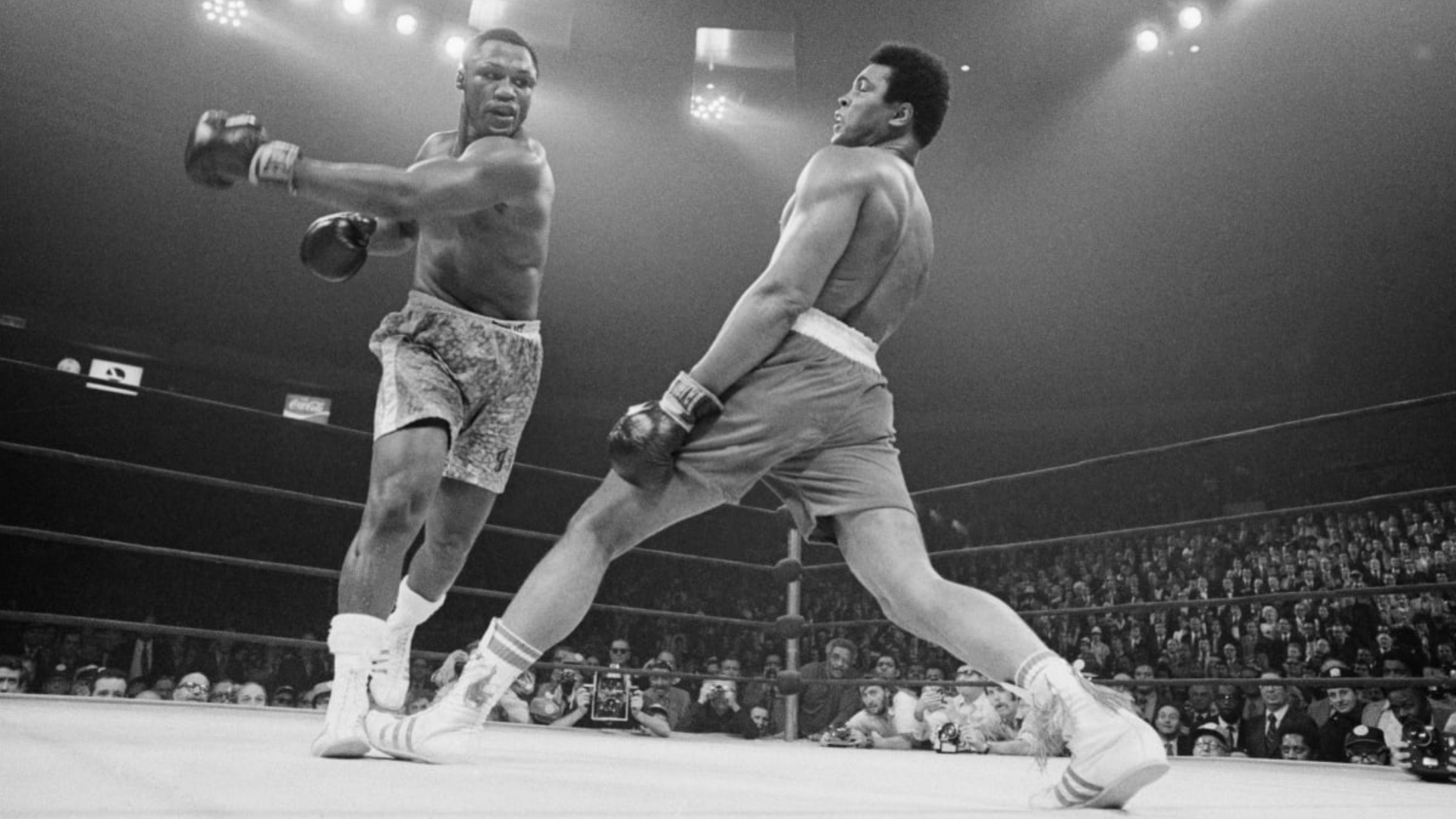 Muhammed Ali ve Joe Frazier arasında geçen bir maçtan görsel.