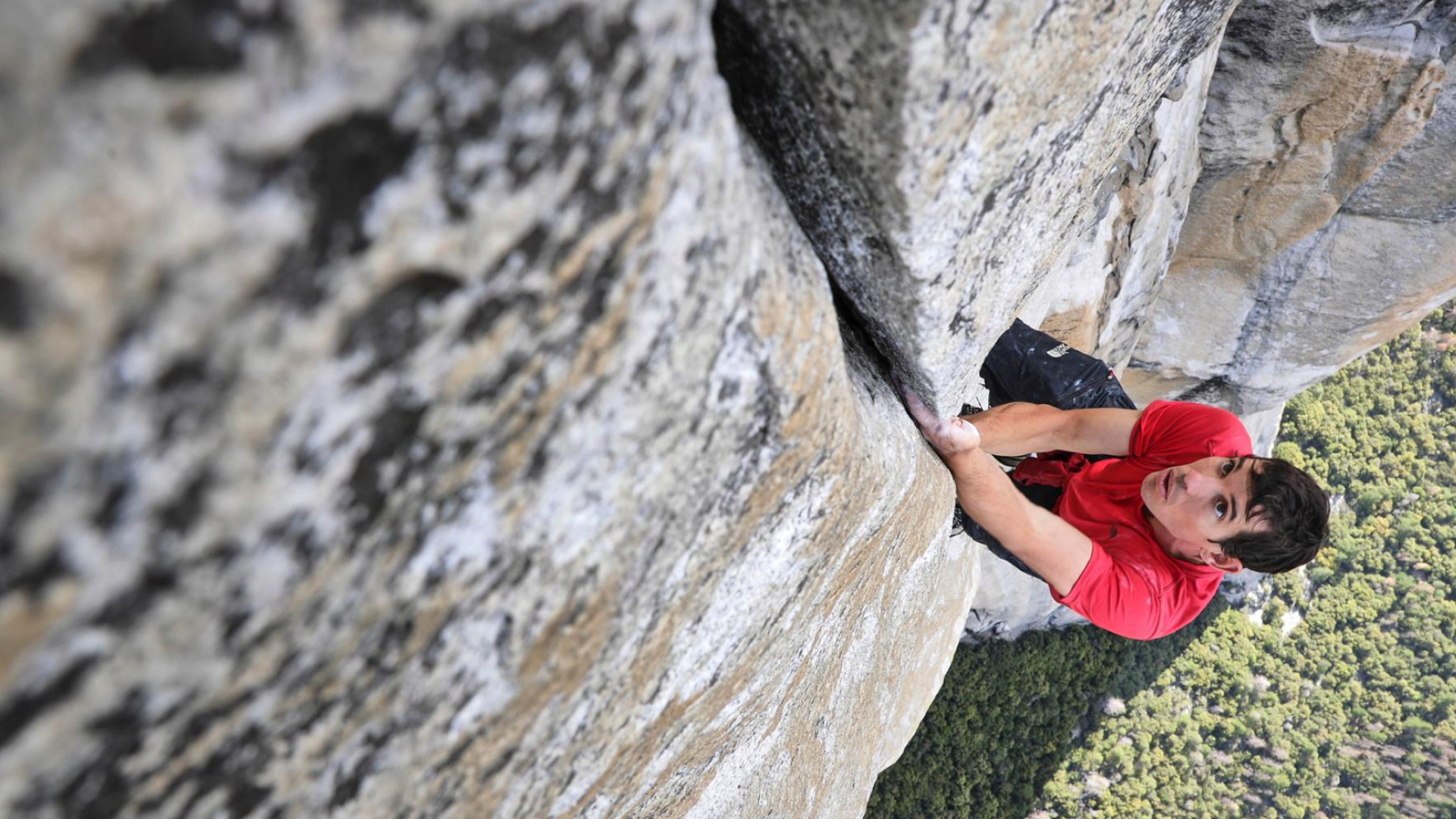 Alex Honnold ve tırmanış yaparken çekilen bir görseli.