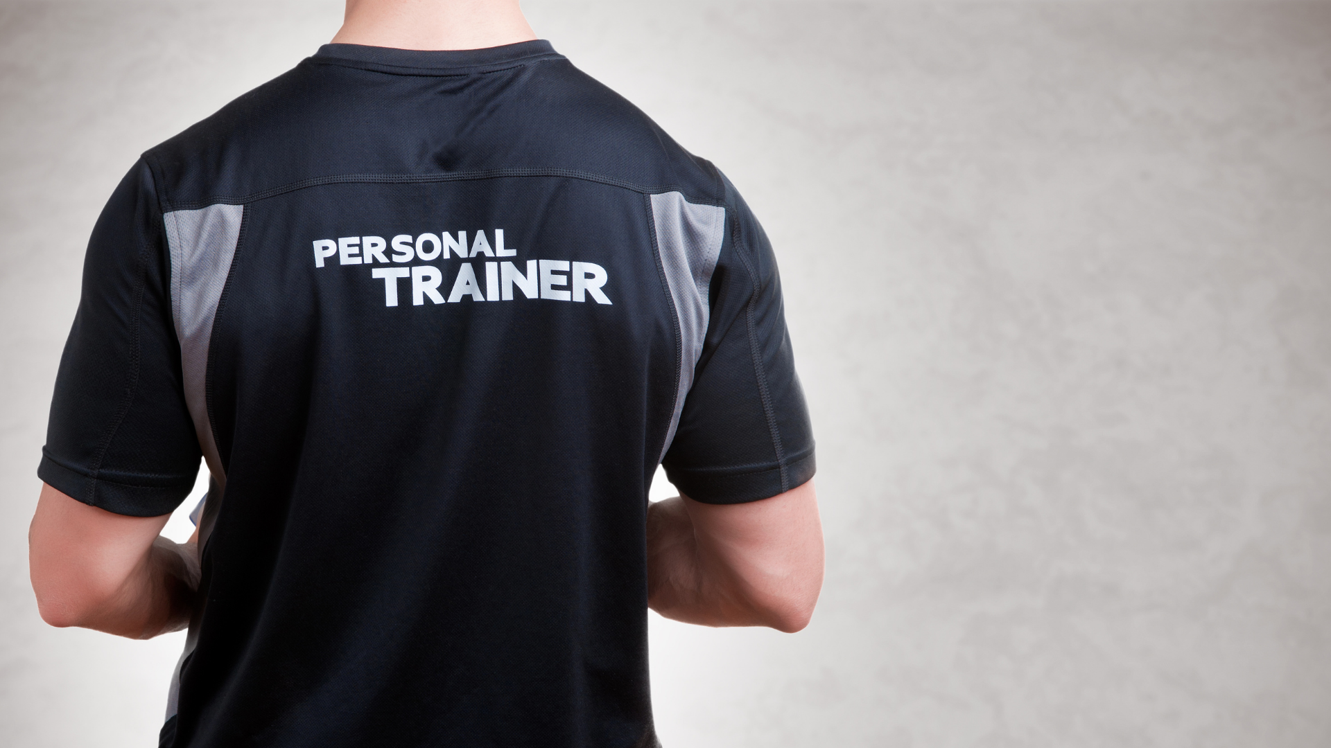 Personel trainer yazan tişörtlü bir kişinin görseli.