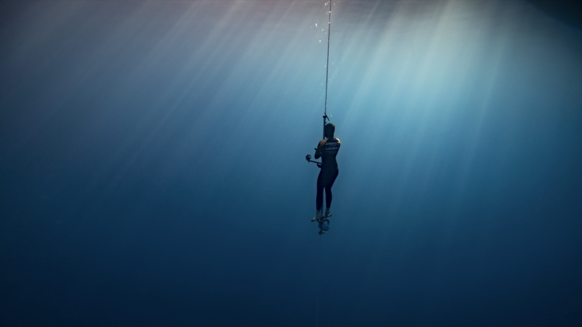 su altında sınırları aşmak için serbest dalış bir sporcunun görseli.